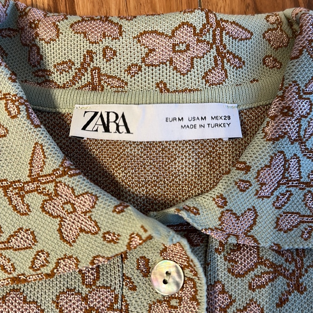 Green college shirt with pink flowers and shell buttons - Picture 4 of 4